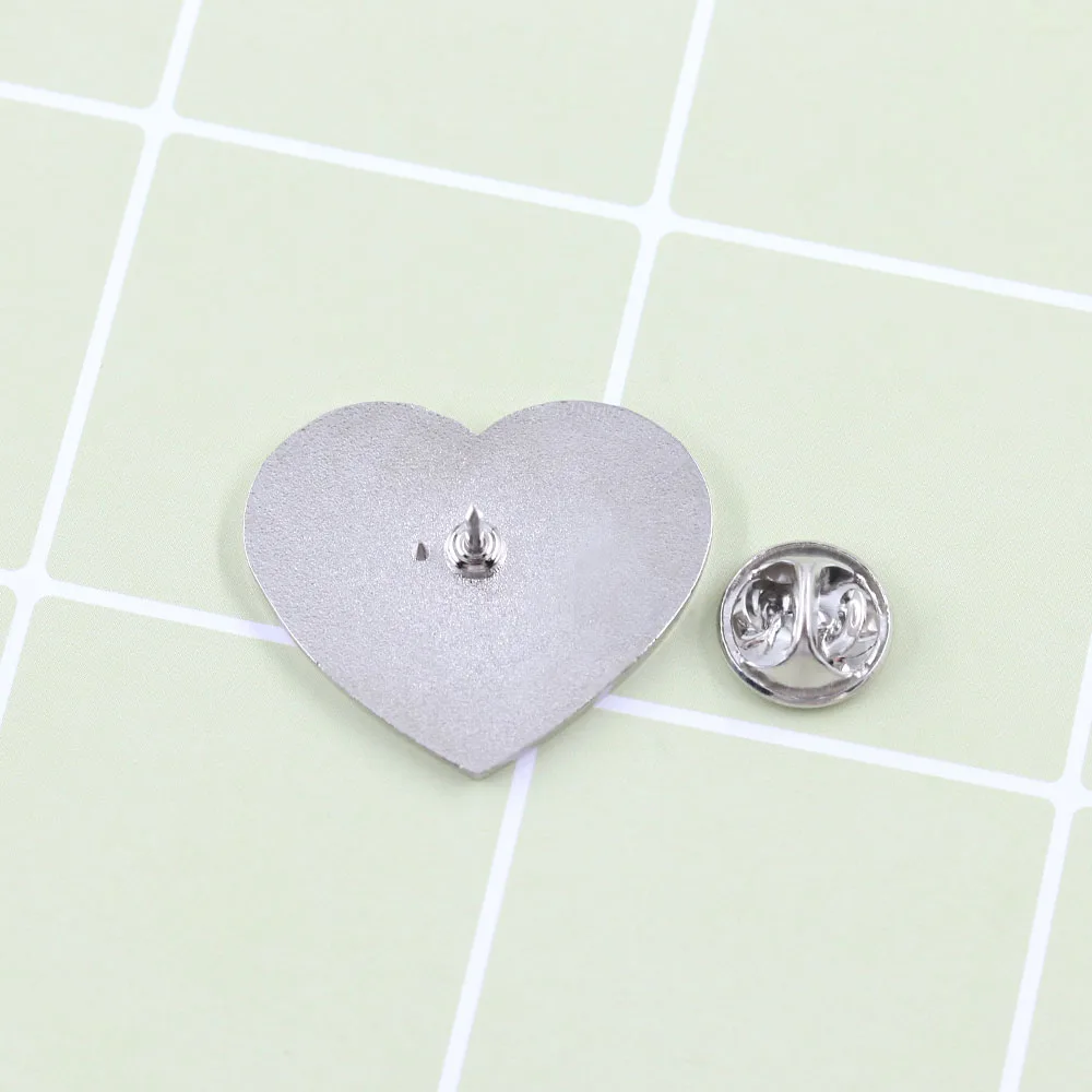 Wir lieben ihn, weil er uns zuerst geliebt hat, Brosche, Bibelvers, Liebesabzeichen, Kirchenaktivität, Metallnadel, Accessoires, Geschenk für Gläubige – Detail 3
