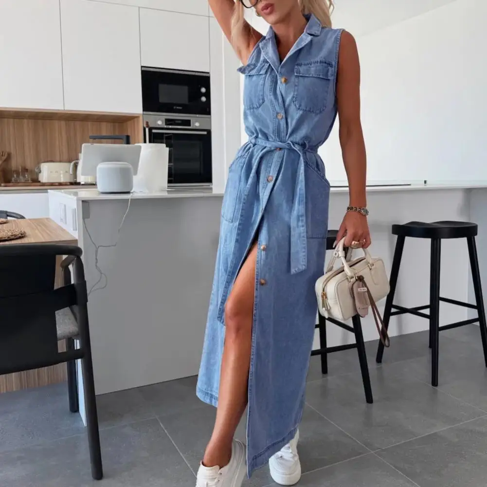 Damska sukienka dżinsowa bez rękawów, długa, z paskiem w talii, zapinana na jeden guzik, moda damska, sukienka kowbojska, sukienka koszulowa dżinsowa.