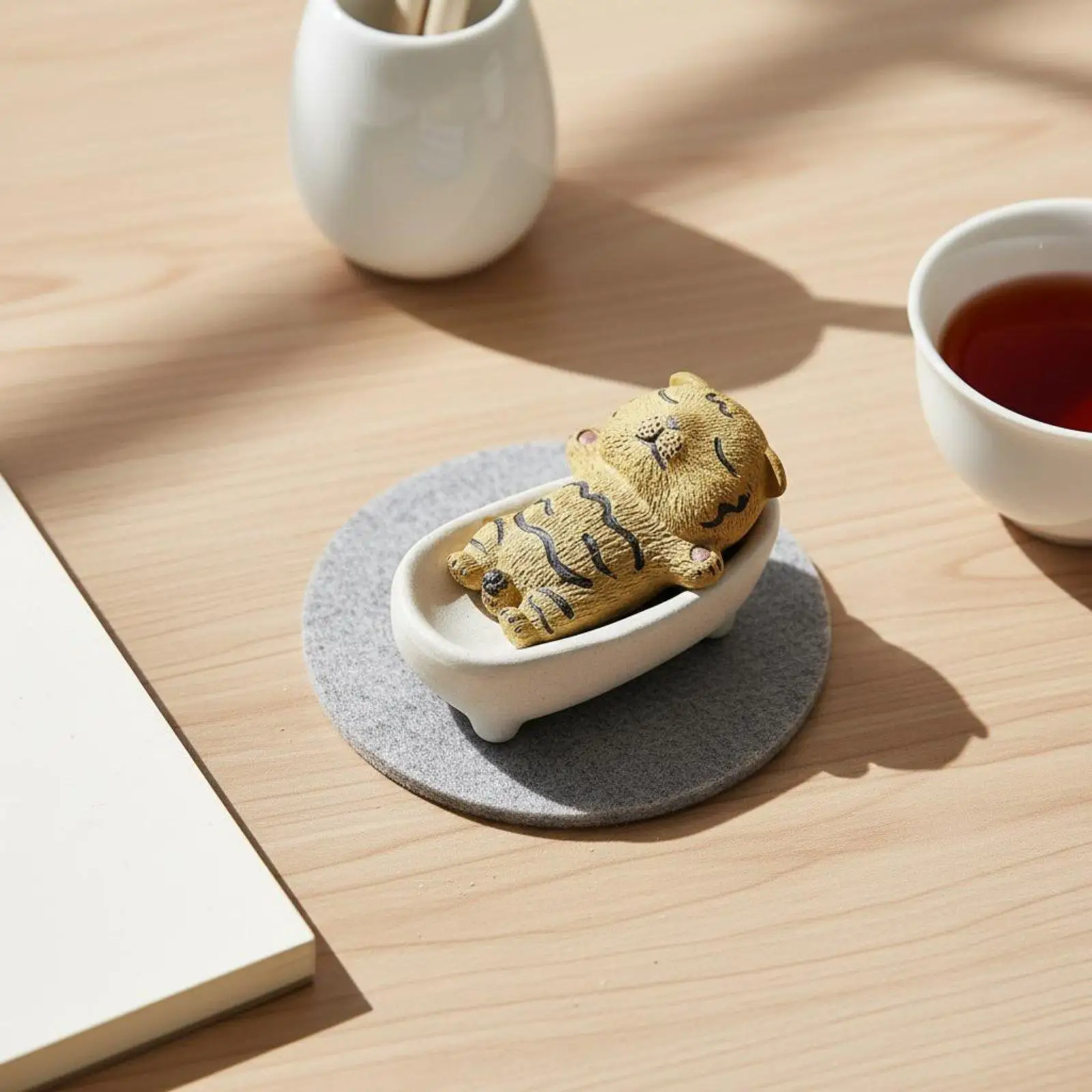 Animal Bathtub Figurine Soothing Mini Bathtub Pet Statue Adorable Cute Animal Desk Decoration for Tea Table, Office