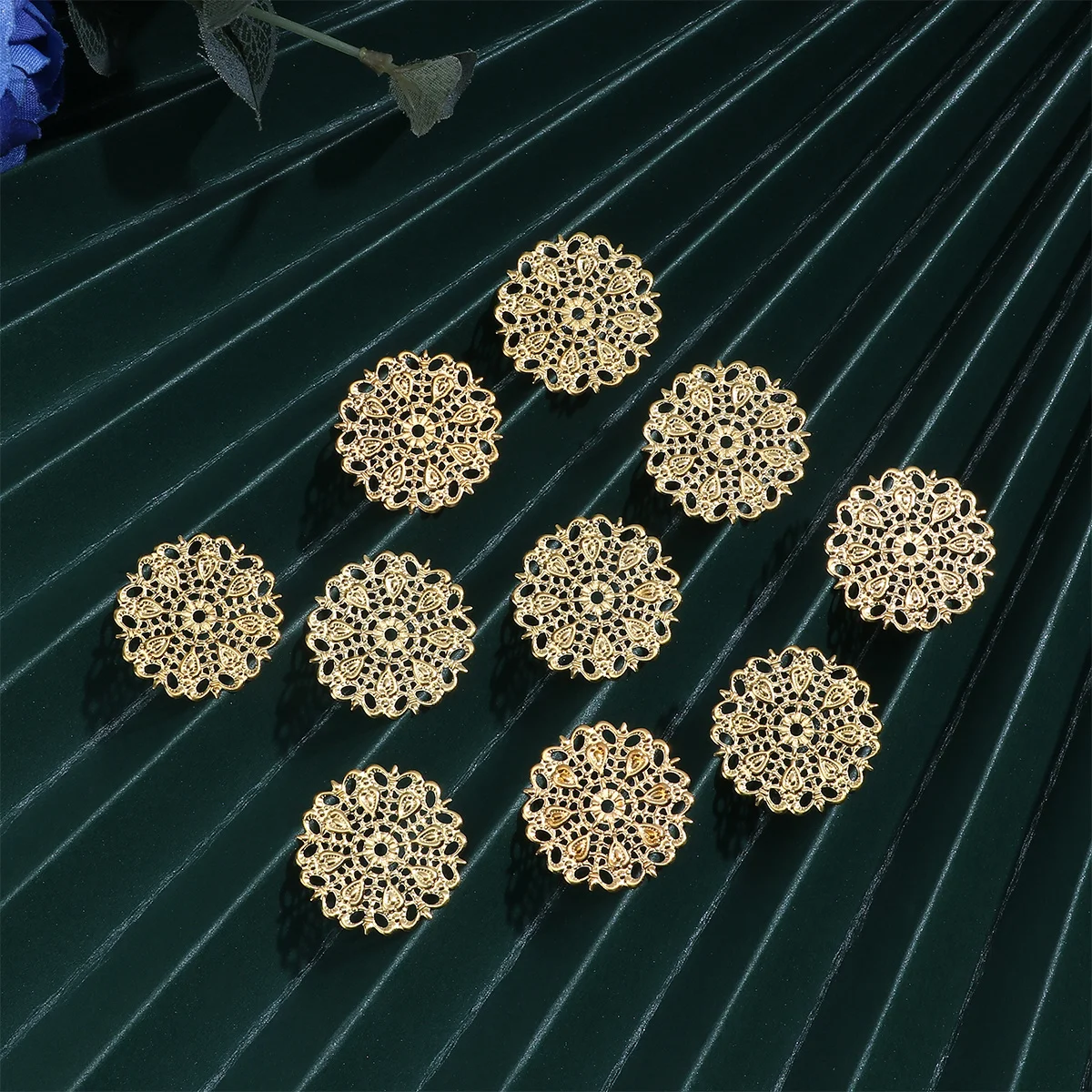 30 قطعة فاصل زهرة معدنية إكسسوارات قلادة ساحرة صنعة جيدة متينة لمشاريع المجوهرات ذاتية الصنع قلادة على شكل زهرة ذهبية يمكنك صنعها بنفسك #4