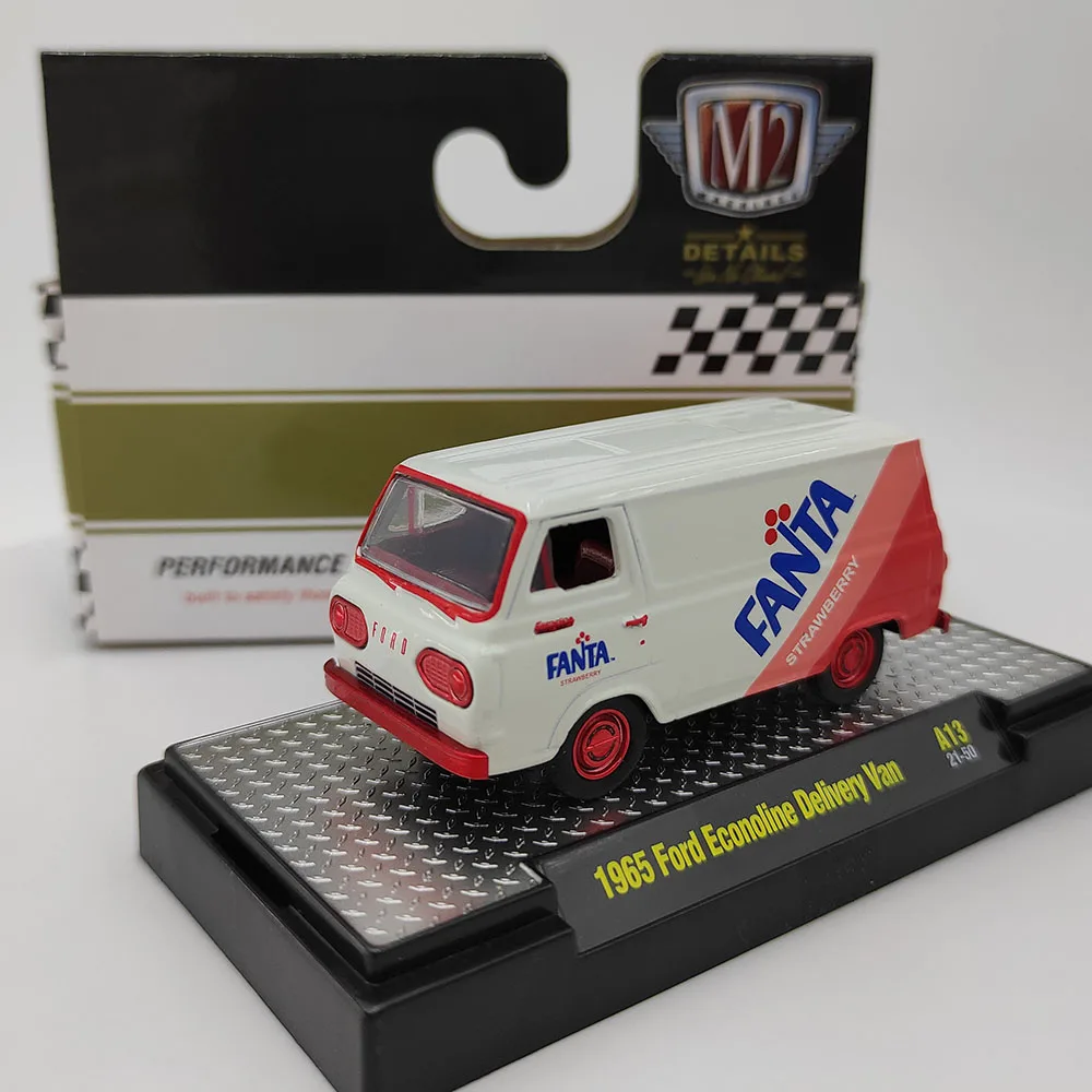 Diecast M2 1/64 escala 1965 Ford Van Fanta fresa Soda simulación coche en miniatura de aleación juguete coleccionable regalo exhibición de recuerdo