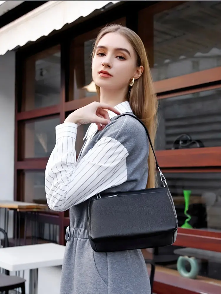 

Sophisticated Women's Crossbody-Bag Crafted From Serval-Print Leather Boasting Luang Prabang Vintage Spacious Soft Daily Style​