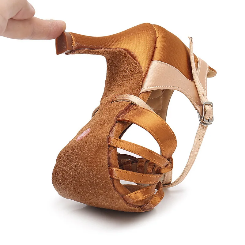 女性のラテンダンスシューズソフトソールサテンダンスシューズ 2025 サマーサンダルスクエアダンスシューズ