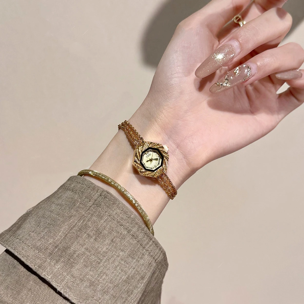 جديد خمر المرأة ساعات كوارتز فاخرة الراقية الذهب سلسلة السيدات ساعات يد شخصية الإبداعية المرأة ساعة مجوهرات