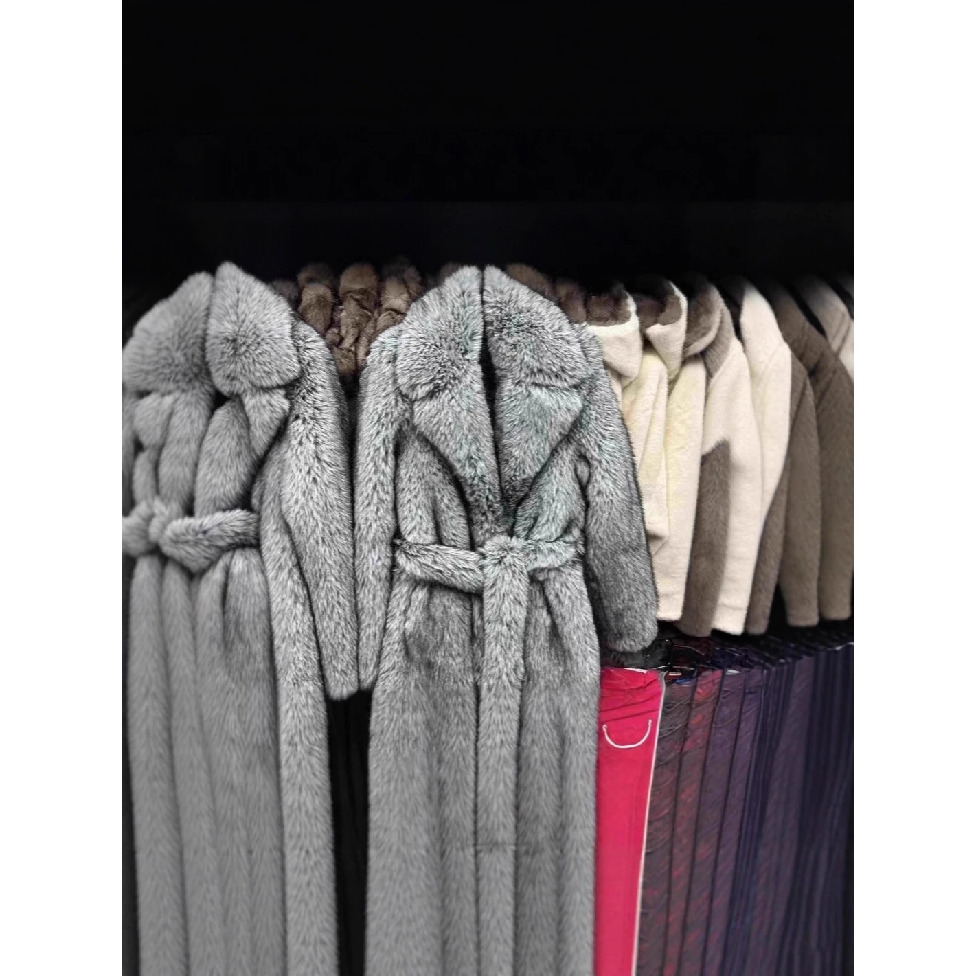 معطف نسائي فروي دافئ ملابس خارجية شتوية 200 جرام من الجلد المحيط جايت طويل Sve بياقة Sle Sisterly الاتجاه مع قبعة #2