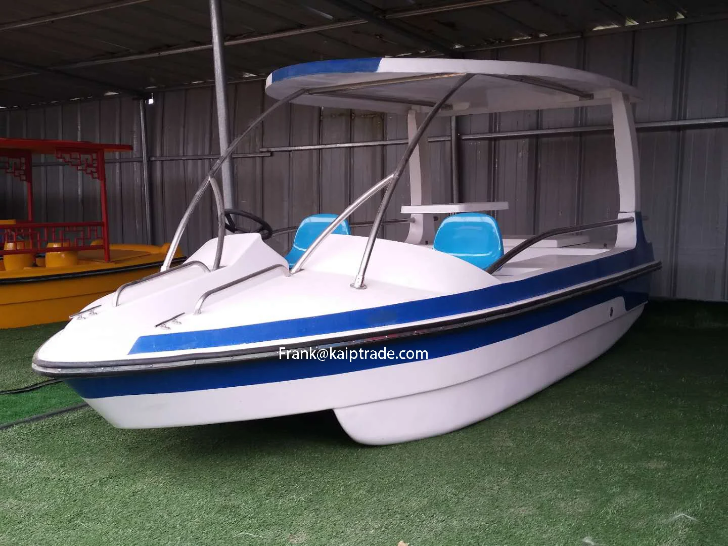 Customized color 48V 800W Fiberglass double pontoon structure good balance self drain electric fishing boat hulls for sale