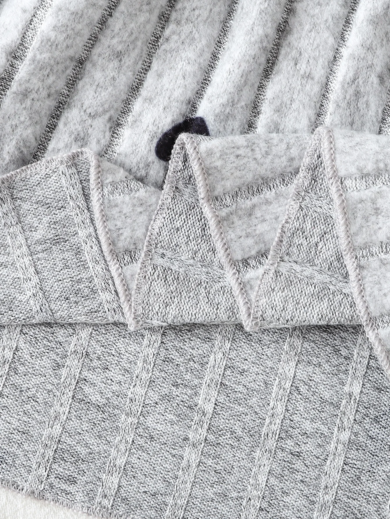 1-3 Jahre Kleinkind-Mädchen, 1 Stück, Herbst-/Winterkleid, graues, geripptes Kleid mit Herzmuster und langen Ärmeln, mit Rüschen an den Schultern, süßes, niedliches Babykleid im Prinzenstil. – Detail 6