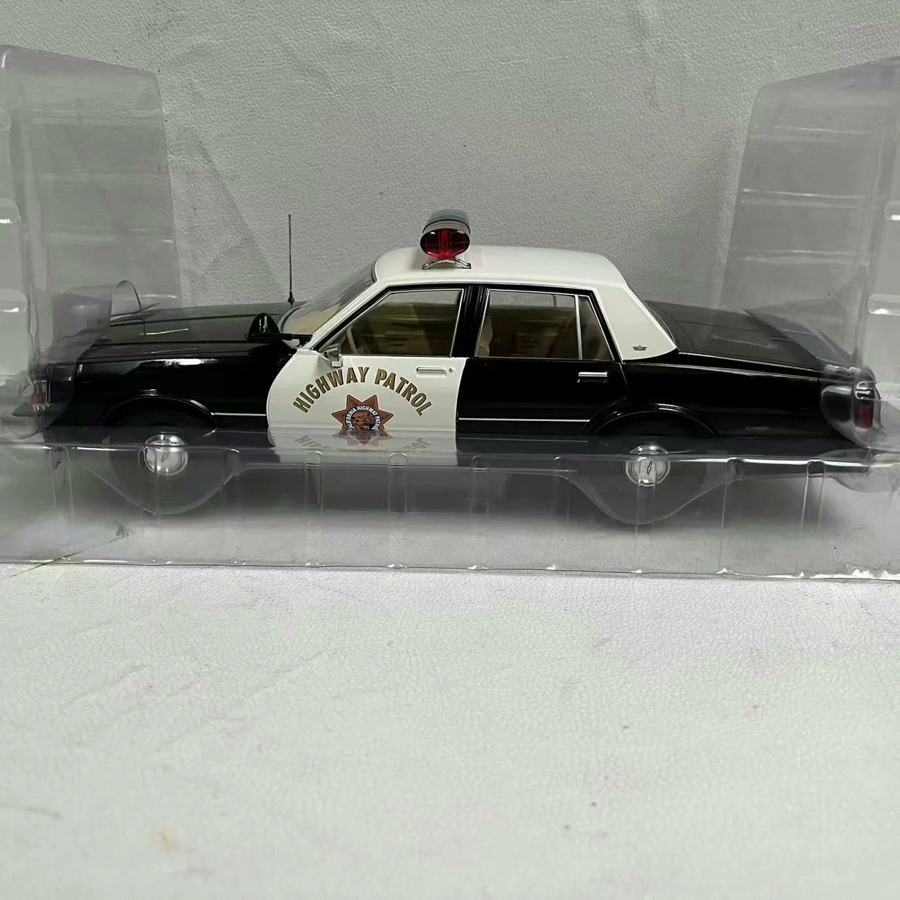 

Diecast MCG 1/18 Scale Chevrolet Caprice Alloy Car Model Collectible Toy Gift Souvenir Display Ornament