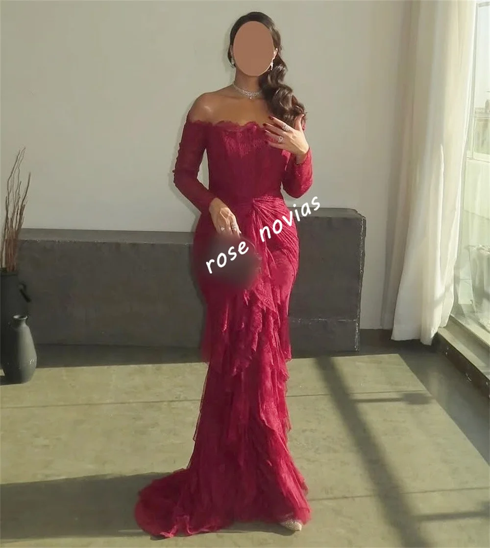 Abiti lunghi a sirena affascinanti con volant in pizzo con pieghe personalizzate e spalle scoperte Abito da sera elegante su misura per occasioni da donna