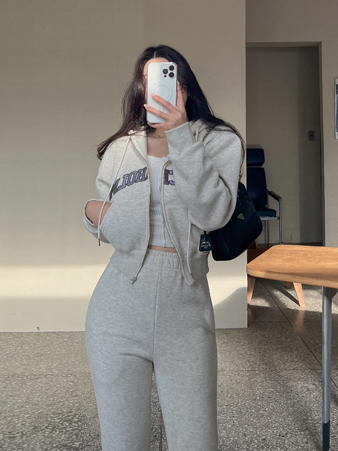 

Женский укороченный худи с флисовой подкладкой и брюки с высокой талией: новый весенний стиль, модный повседневный спортивный комплект из двух предметов для стройности фигуры