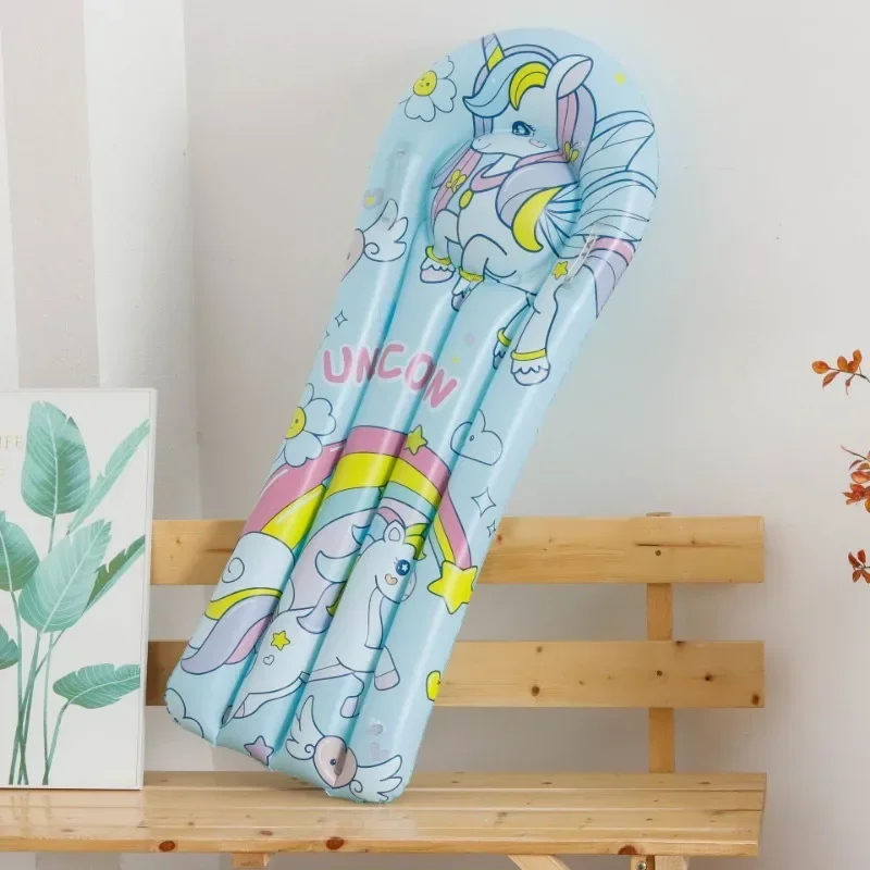 Tavola da surf giocattolo gonfiabile per bambini estivi con manico Zattera galleggiante gonfiabile per cartoni animati all'apertoAccessori per piscina per feste in acqua