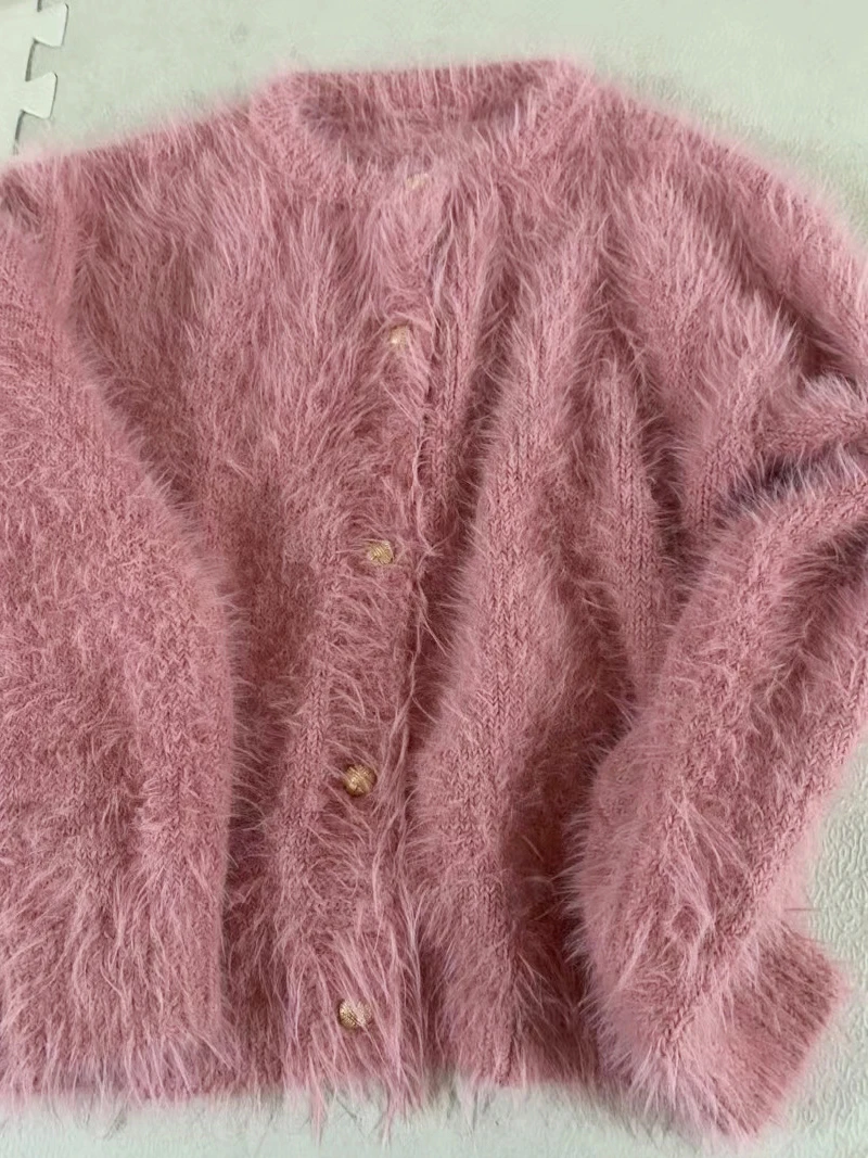 เสื้อคาร์ดิแกนขนฟูสีชมพู เสื้อสเวตเตอร์ไหมพรมคอทรงกลมสำหรับผู้หญิง ดีไซน์หรูหรา ทรงหลวม สไตล์เก๋ไก๋ เสื้อคลุมตัวนอก ขนเฟอร์มิงค์เทียม เสื้อคาร์ดิแกนตัวสั้น