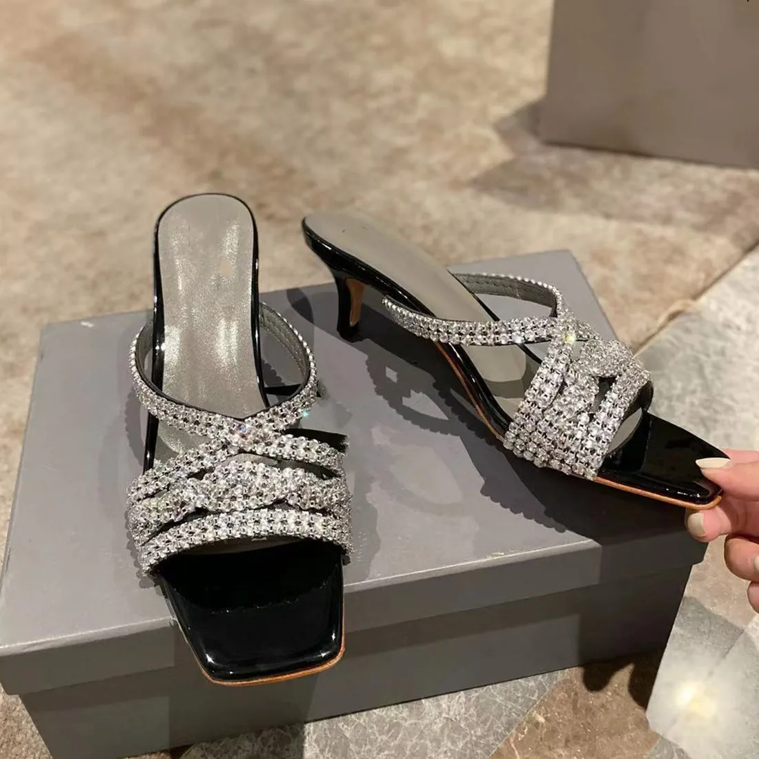 

2023 Summer Women's Slippers Diamond inlay Sexy High 4cm Rhinestone Cross Strap Runway Shoes sole Slender heel