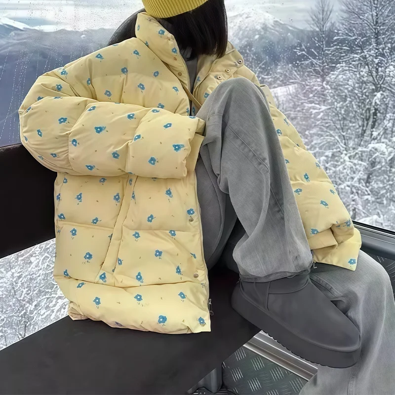 2025 가을/겨울 신상 여성 의류, 후드가 달린 크림 옐로우 코튼 재킷, 상큼한 블루톤의 작은 꽃무늬 프린트와 함께.