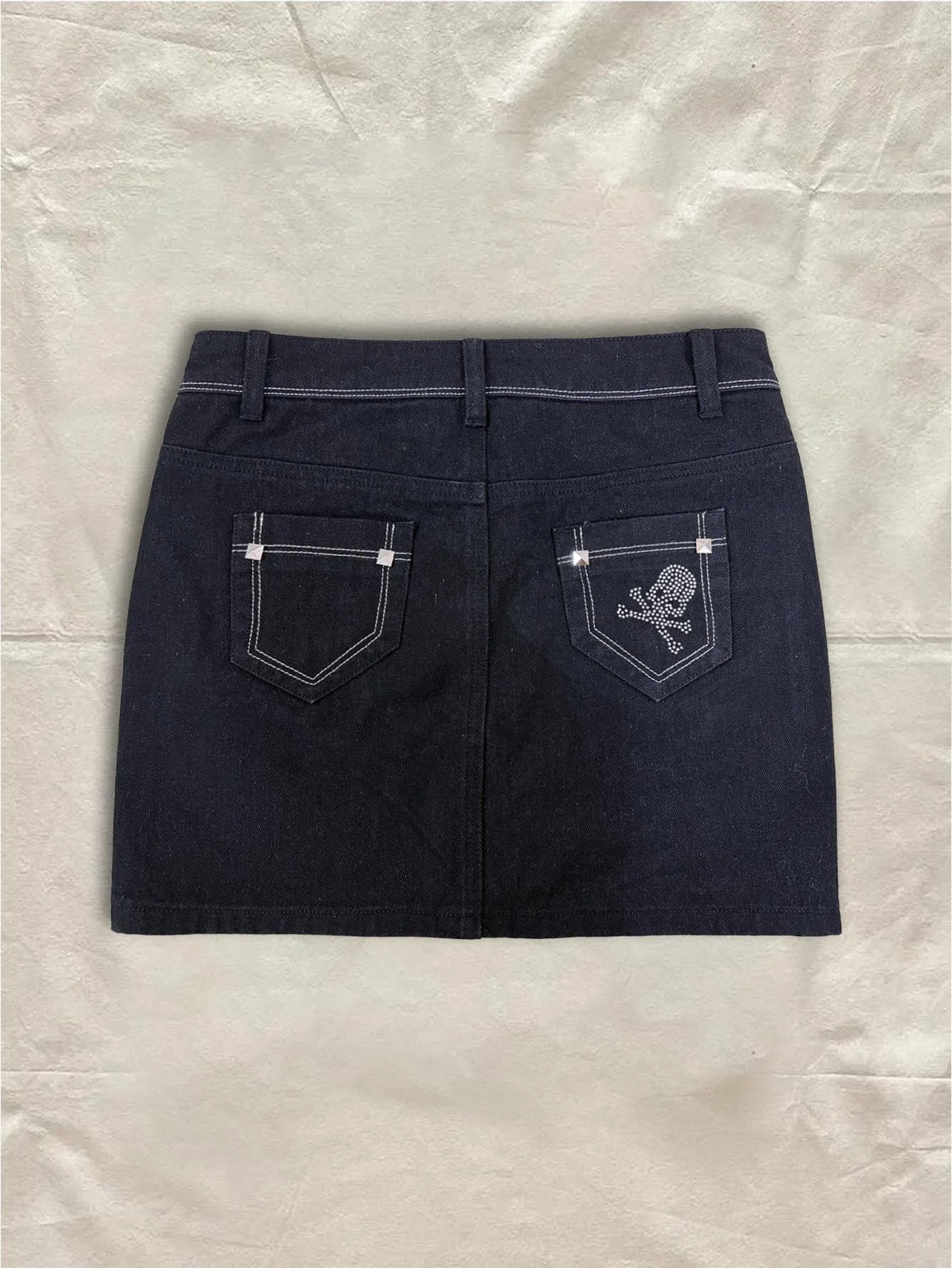 

Женская готическая уличная юбка из черного денима с декоративными стразами, карманом в виде черепа, низкой талией, мини-юбка 2026