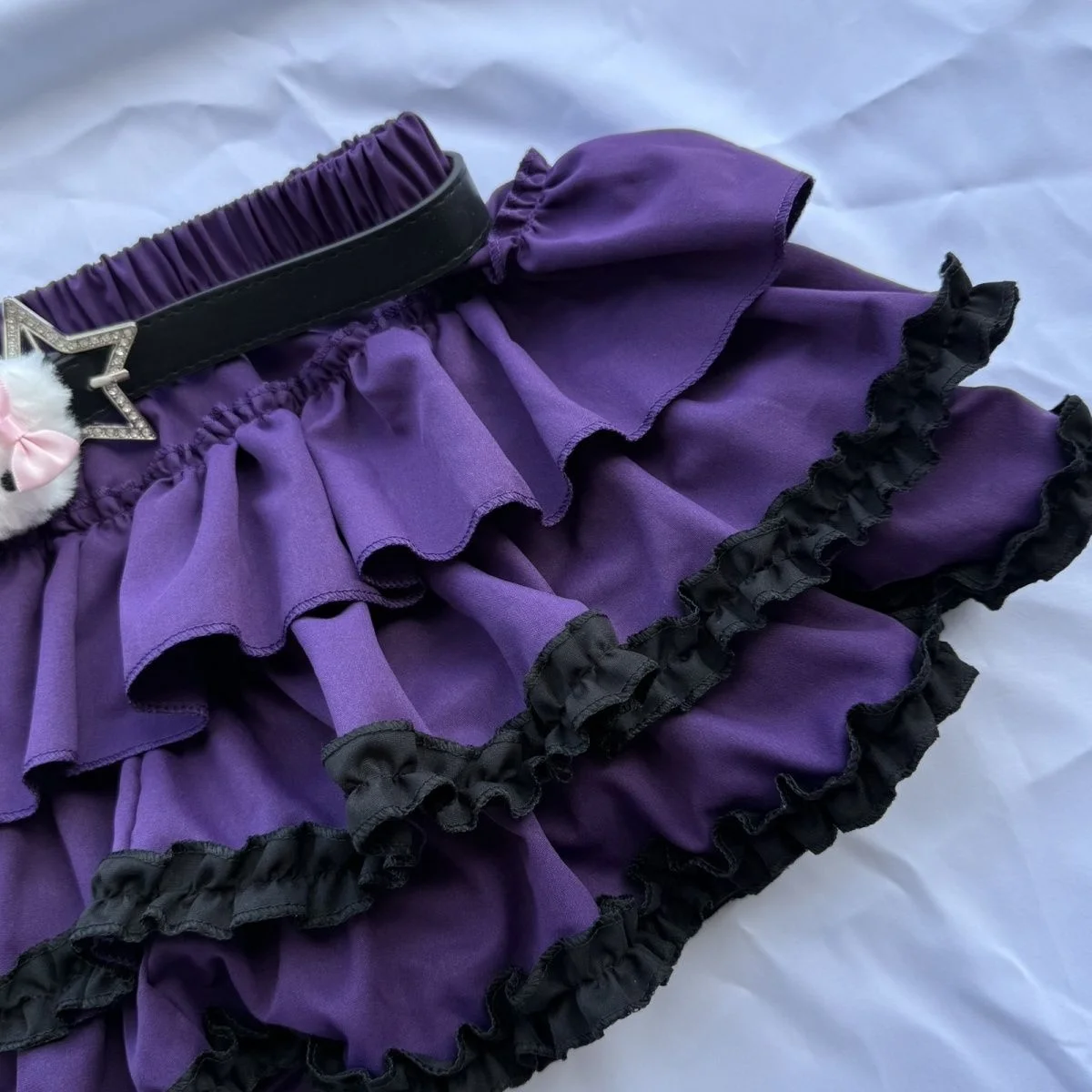 Trend w stylu Harajuku: krótka spódniczka w kształcie dyni, spódniczka typu cake puff, subkultura Y2K, styl spicy girl, styl punk girl, spódniczka do połowy łydki zapobiegająca odsłanianiu.