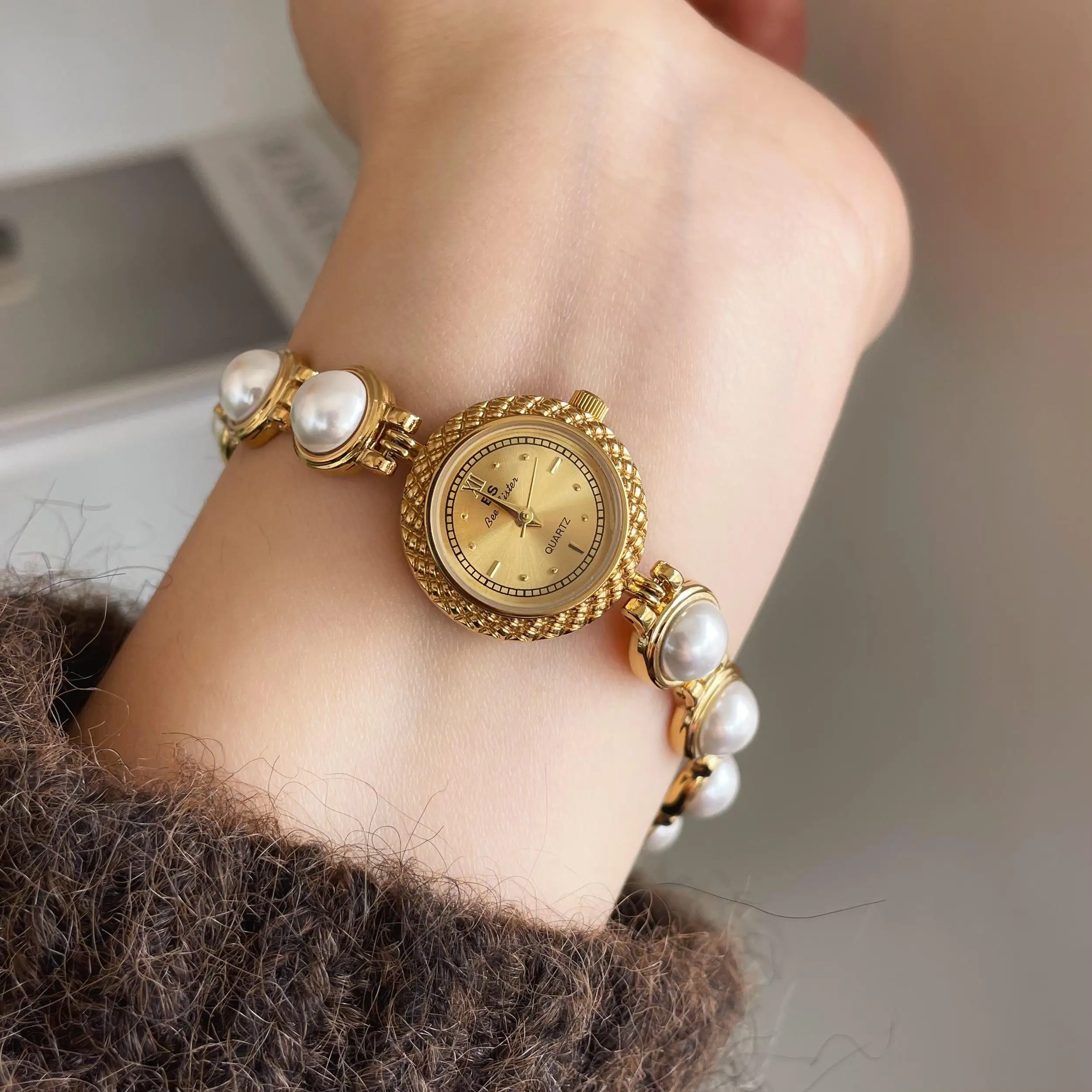 Retro-style, elegant, pearl bracelet watch for women; fashionable women's watch; birthday gift; watch accessory; women's gift.