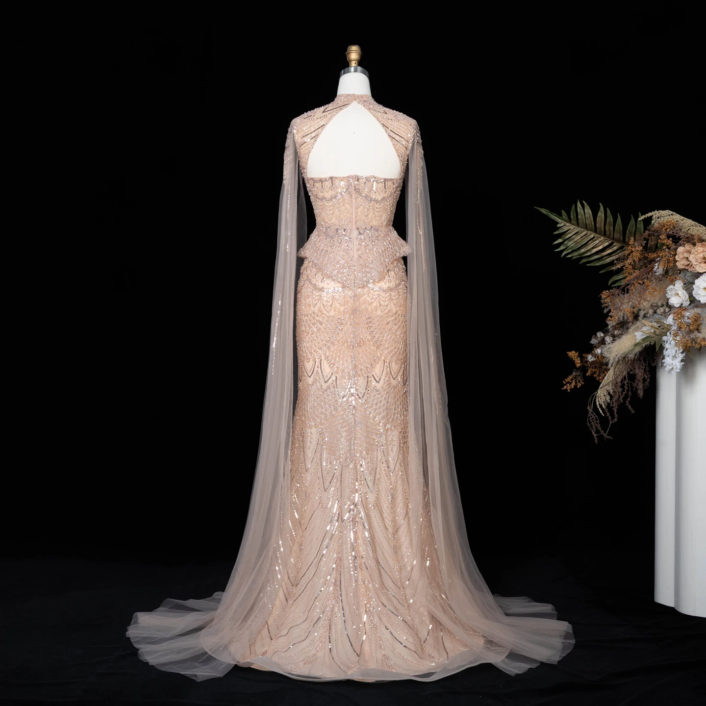 Sharon Said Luxuriöses Champagnerfarbenes Perlenbesetztes Meerjungfrauen-Abendkleid mit Tüll-Cape-Ärmeln, hohem Kragen, Dubai, formelle Partykleider SS018, maßgeschneidert – Detail 10