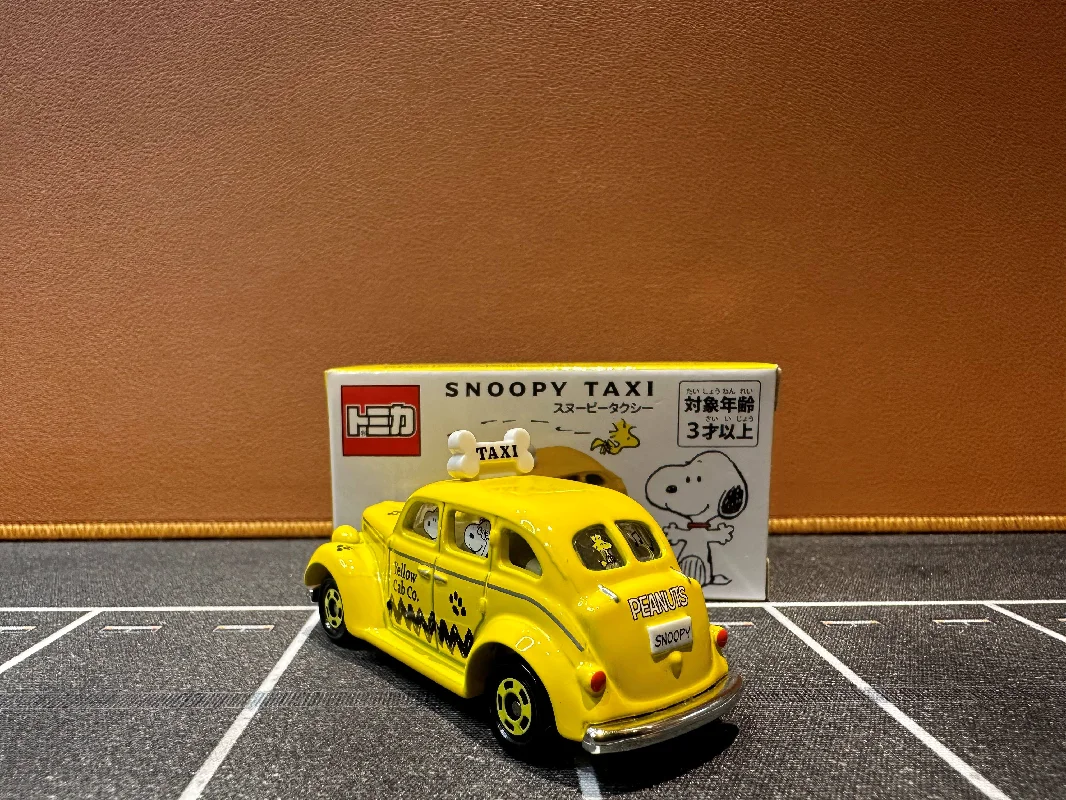 Original TAKARA TOMY USJ Universal Studios Japan Limited Tomica Snoopy 1/64 Diecast Alloy Model Car Collectible Gift