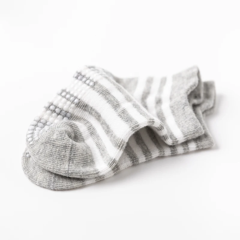 12 Paar einfarbige, rutschfeste Socken für Jungen, gestreifte Baby-Lauflernsocken, Klebe-Trampolinsocken für Kinder – Detail 4