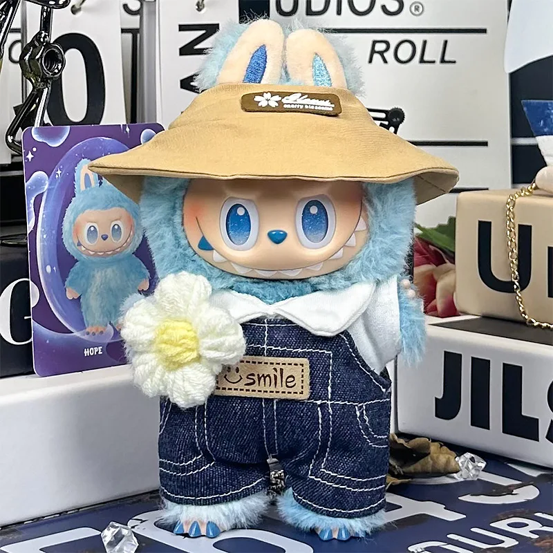 

Джинсовый комбинезон с широкополыми шляпами и маленькими цветами. Модный универсальный костюм для украшения куклы, подходящий для Labubu.