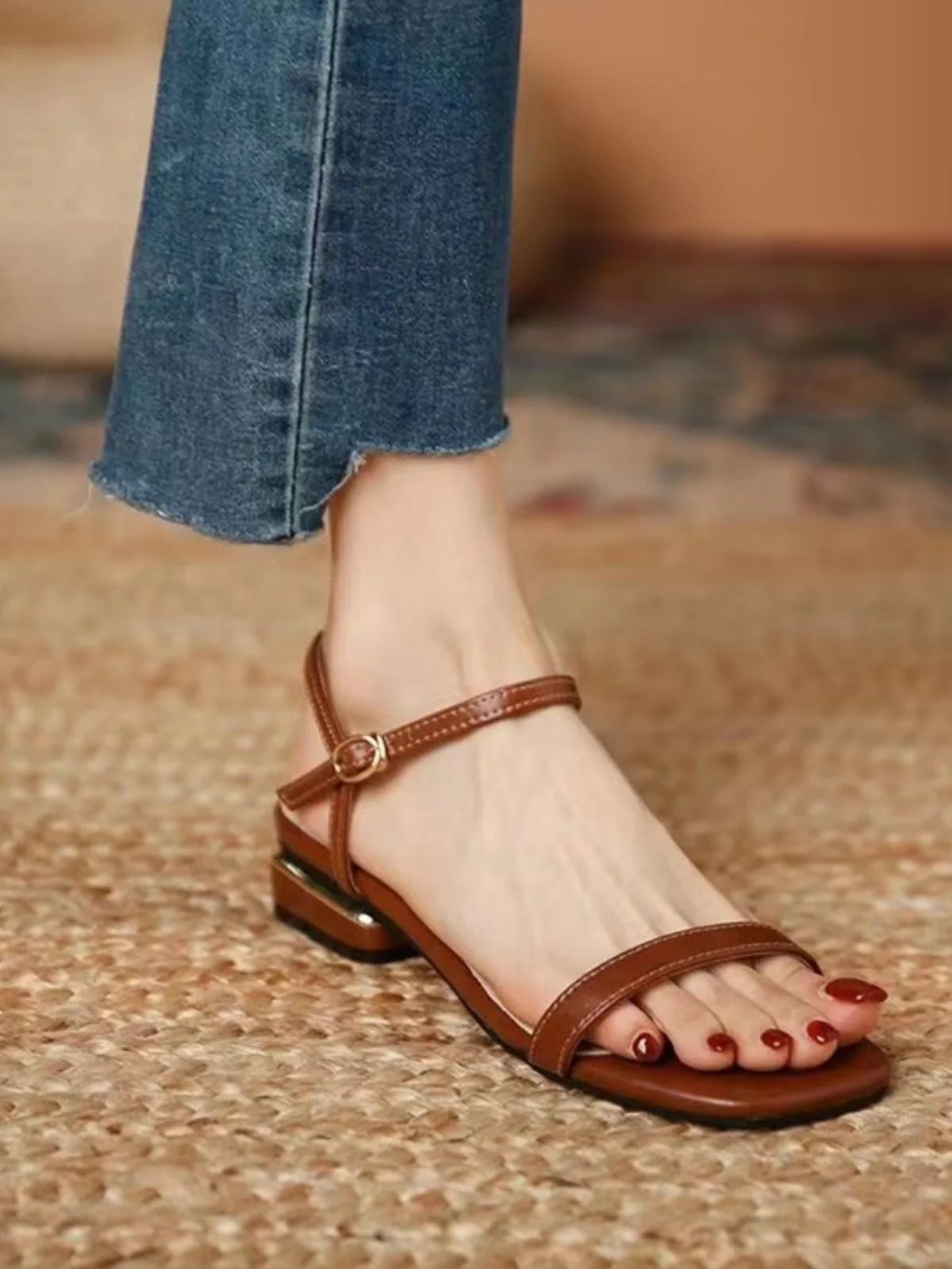 

Retro Brown Flat Bot Sandals Women's Summer New Sle Skirt Roman oes Low Heel Bule Strap Flat Sandals Korean Sle