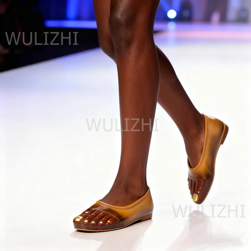 بني داكن مسطح خمسة أصابع الكتابة على الجدران المصارع أحذية حقن جلدية سوداء أنيقة أصفر مختلط اللون الصنادل في الشارع الحديثة