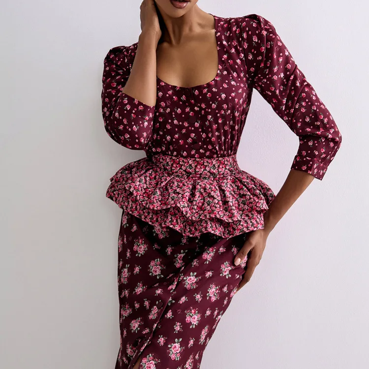 

Модный комплект из двух предметов: свободное платье с принтом и облегающее платье-миди с U-образным вырезом, длинными рукавами, завышенной талией и разрезом, коллекция 2026 года