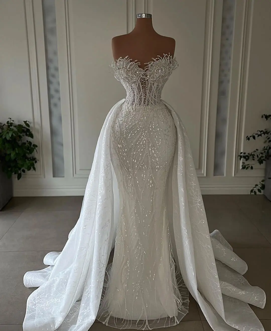 

Sparkly Evening Dresses Strapless V Neck Sequins Appliques Sleeveless Lace Prom Dresses Detachable Train Prom Dress Custom Made