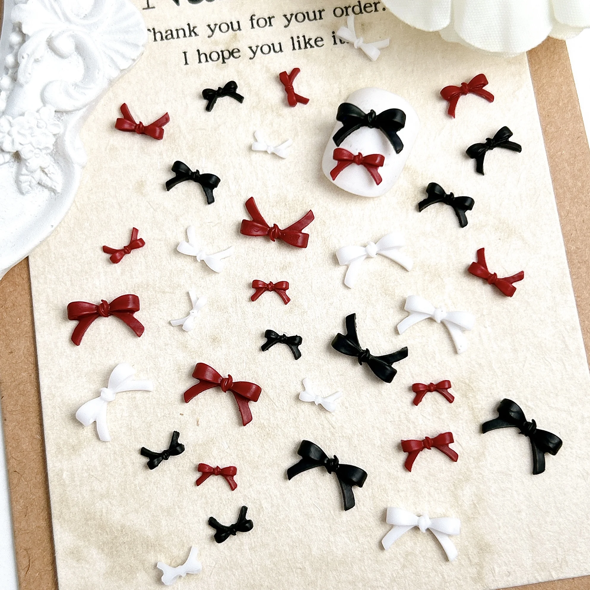 50 Uds. De lazos de varios colores, dijes para decoración de uñas, Mini lazos de línea adorables, adornos de resina para uñas para pendientes DIY, suministros para uñas