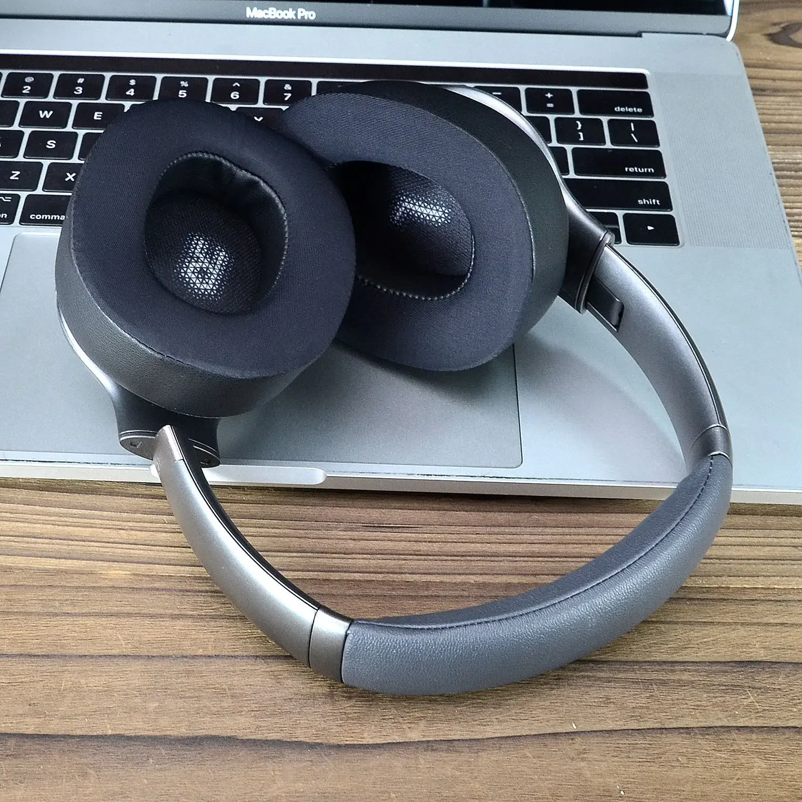 

Replacement Ice Gel ear pads For JBL Everest 750 750NC Headset Repair and replace parts with a comfortable wearing 12.02，