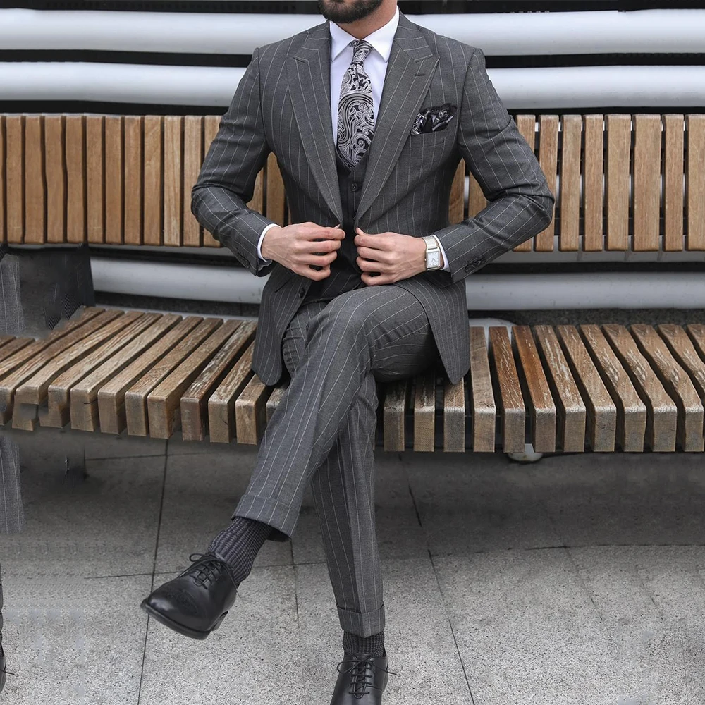 

Классические мужские костюмы высокого качества, однобортный пиковый лацкан, комплект из трех предметов, куртка, брюки, мужской наряд в полоску для торжественных случаев, на заказ