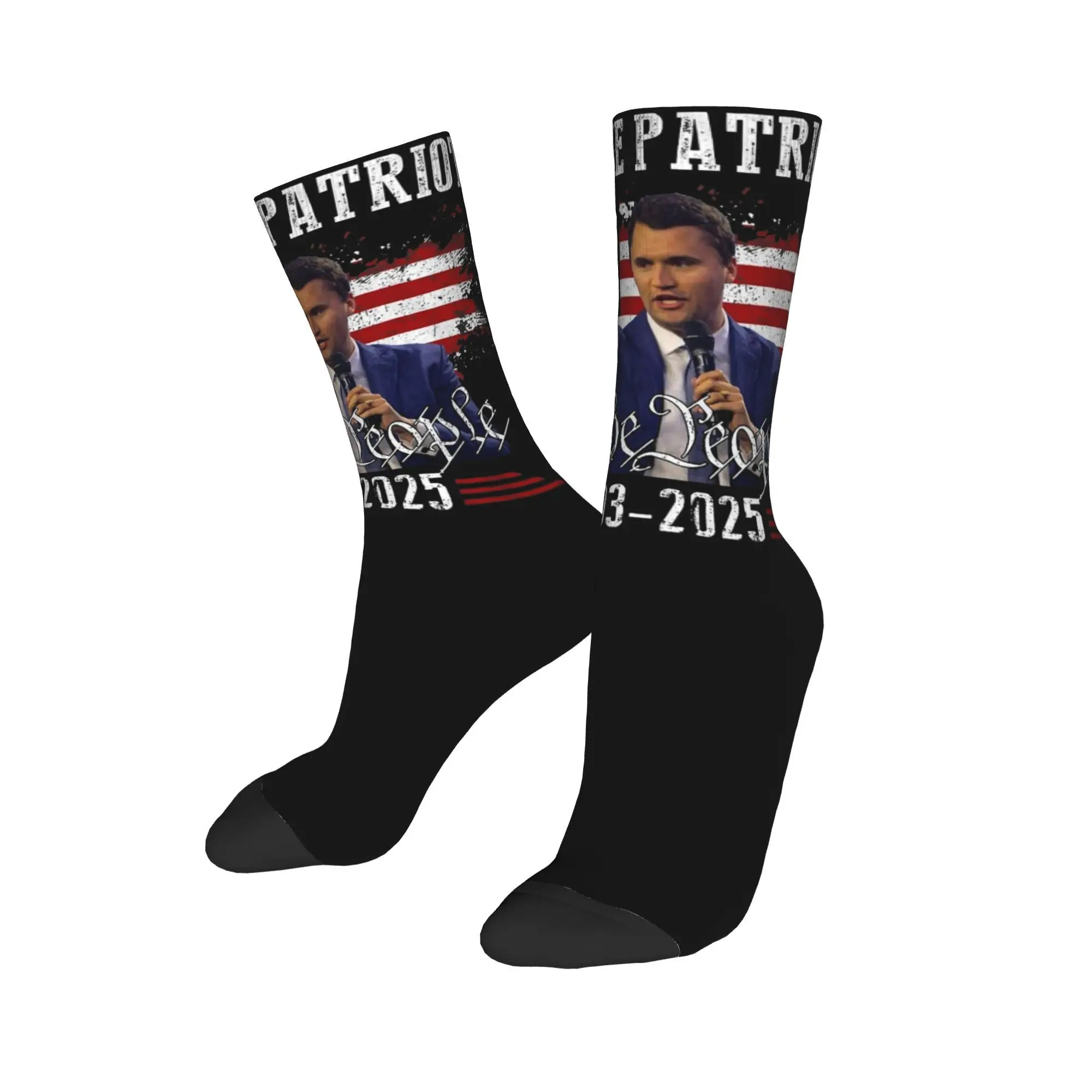 

Charlie Kirk True Patriot 1993-2025 Rip Memorial Носки с американским флагом для женщин и мужчин Всесезонные милые носки для экипажа Нескользящие