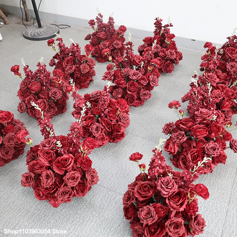 Luxuriöses Blumenarrangement aus roten Burgunderrosen und Delphinien für Hochzeitskulissen, Restaurant-Tischdekoration, Blumenball-Display – Detail 4
