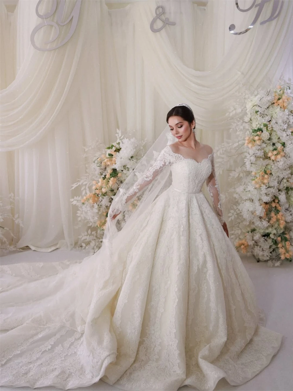 

Customized Elegant White Lace Wedding Dress Formal Boat Neck Long Sleeves Bridal Gowns Soft A-Line Chapel Train Vestido De Novia