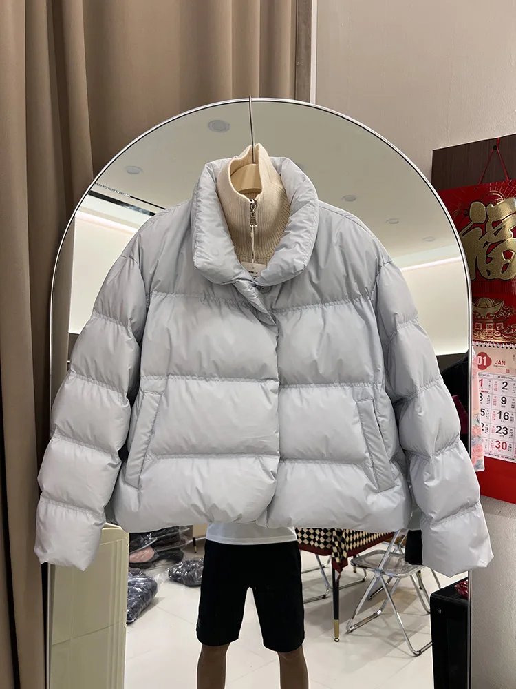 سترة نسائية شتوية جديدة موديل 2025 ذات ياقة ثابتة بلون سادة وبسيطة على الطراز الكوري سترة بيضاء مبطنة للأسفل