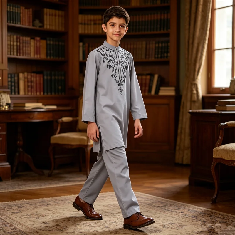 

2PCS Arabic Boys Embroidered Tops Pants Muslim Kids Set Jubba Thobe Islam Abaya Kaftan Dishdasha Ensembles Traditional Clothing