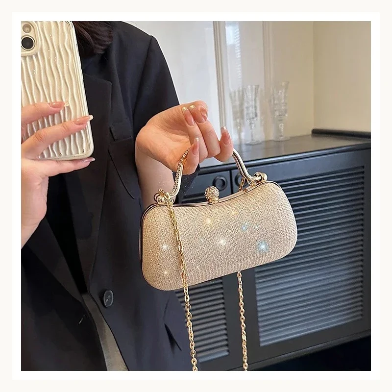 حقيبة يد نسائية مغلف لامع للسهرة بسلسلة فضية لامعة وحقيبة يد صغيرة لحفلات الزفاف