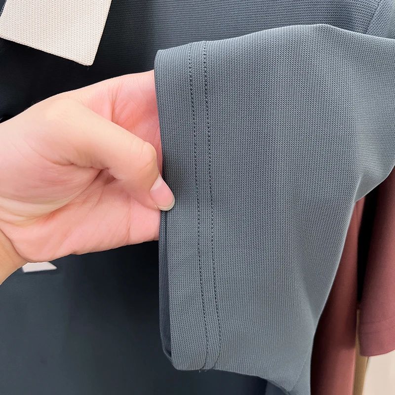Leichter Luxus, exquisites Herren-Original-Print-Poloshirt, cooles Sommer-Revers-Kurzarm-T-Shirt, hochwertige Herrenbekleidung für den Alltag. – Detail 4