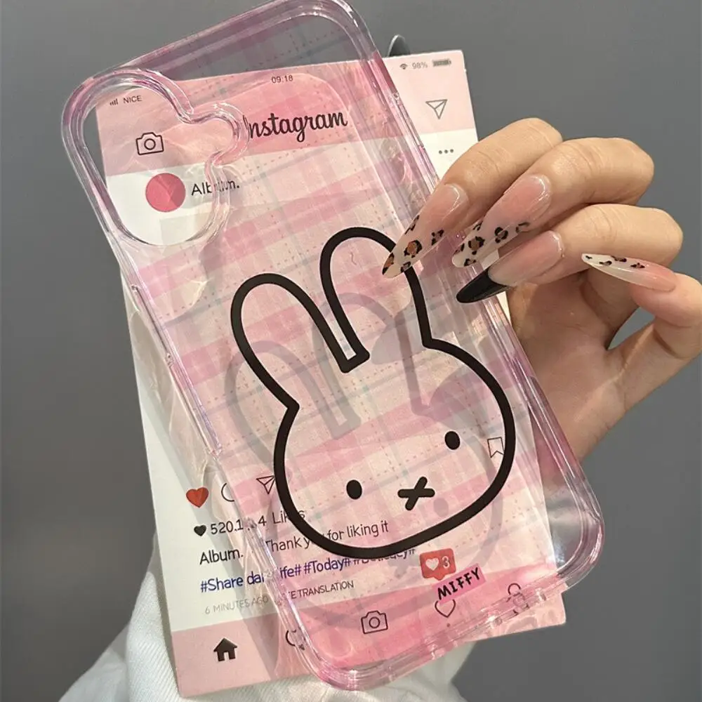 La custodia per telefono con fotocamera a forma di cuore per ragazza con cordino carino a quadretti Miffy Rabbit è adatta per la serie Iphone16 15 14 13Promax