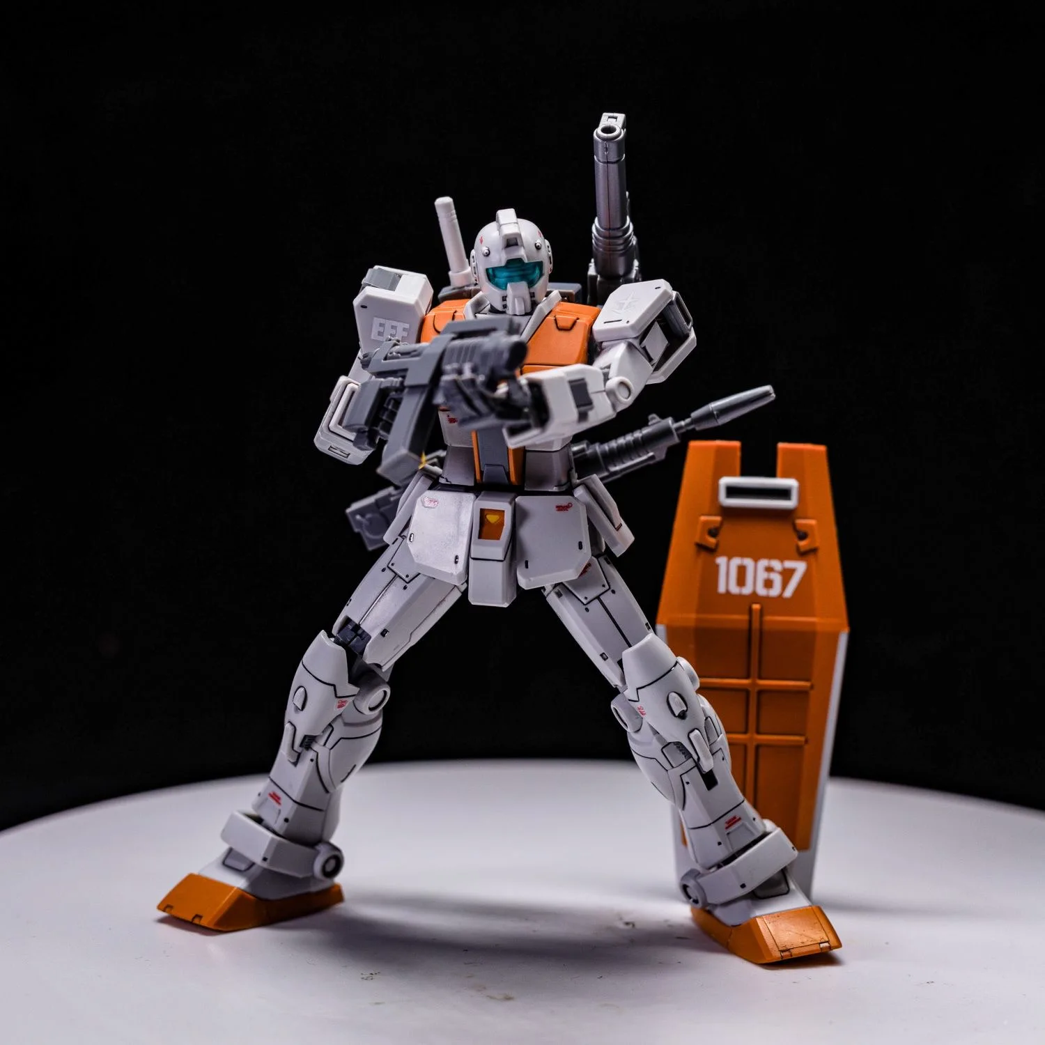 Modèle de robot anime en plastique à l'échelle 1/144, figurine Mecha blanc-orangé avec fusil, bouclier et canon, jouet de construction pour hobby, cadeau pour les enfants