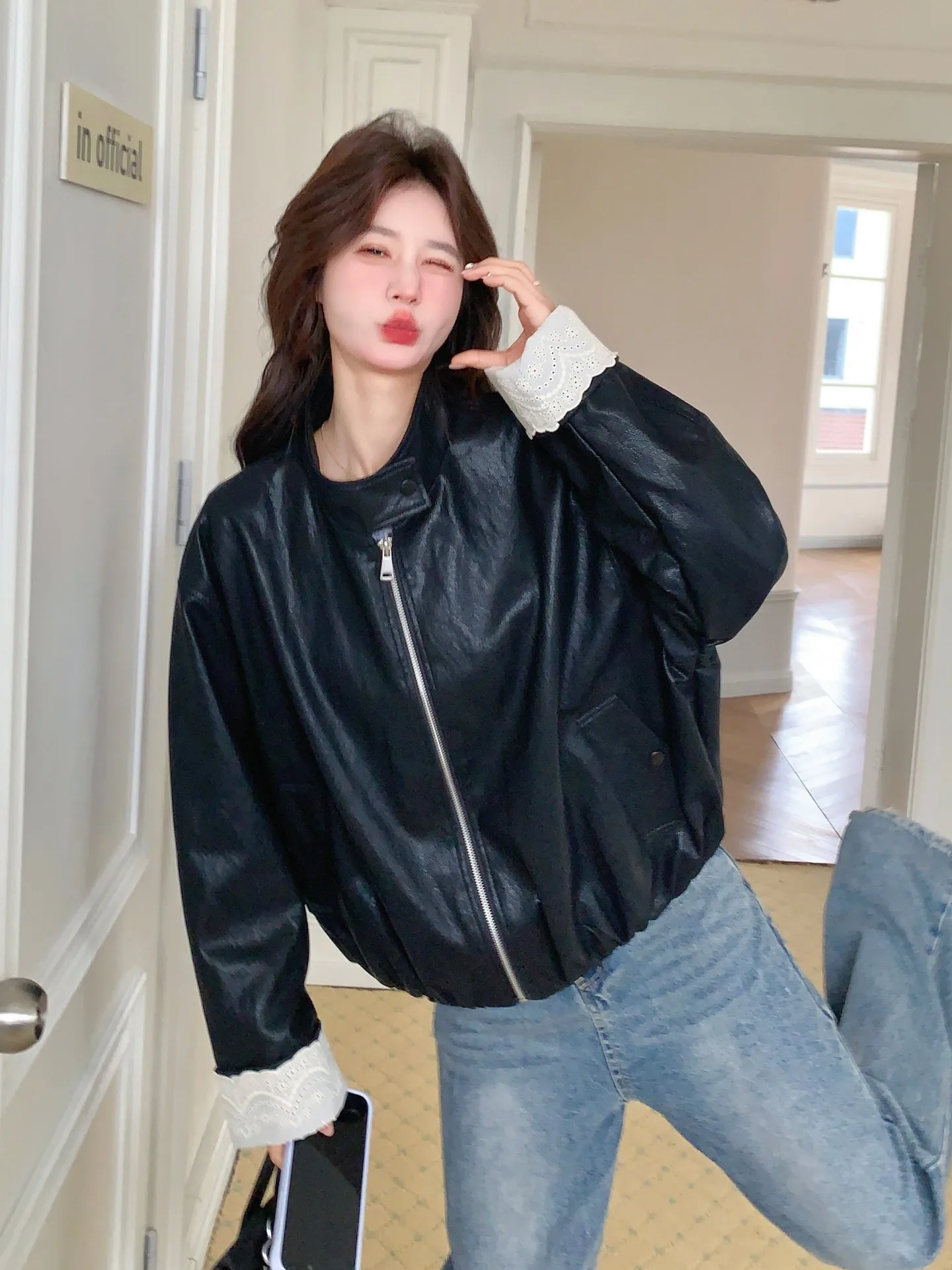 

Черная кожаная куртка с кружевными вставками из искусственной кожи для женщин, новая весенняя модель, маленький размер, ультрамодная кожаная куртка, стиль для повседневной носки, удлиненная.