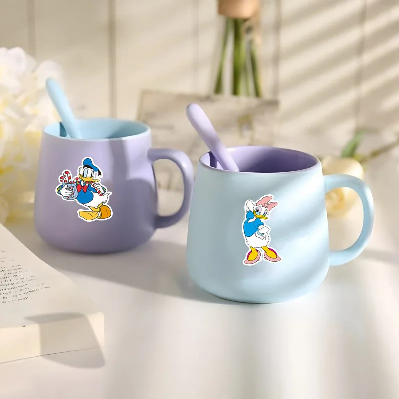 جديد ديزني 50 قطعة دونالد داك ملصقات الكمبيوتر المحمول سكيت الهاتف المحمول الغيتار كوب ماء دراجة نارية ملصقات لطيف الشارات هدية صغيرة