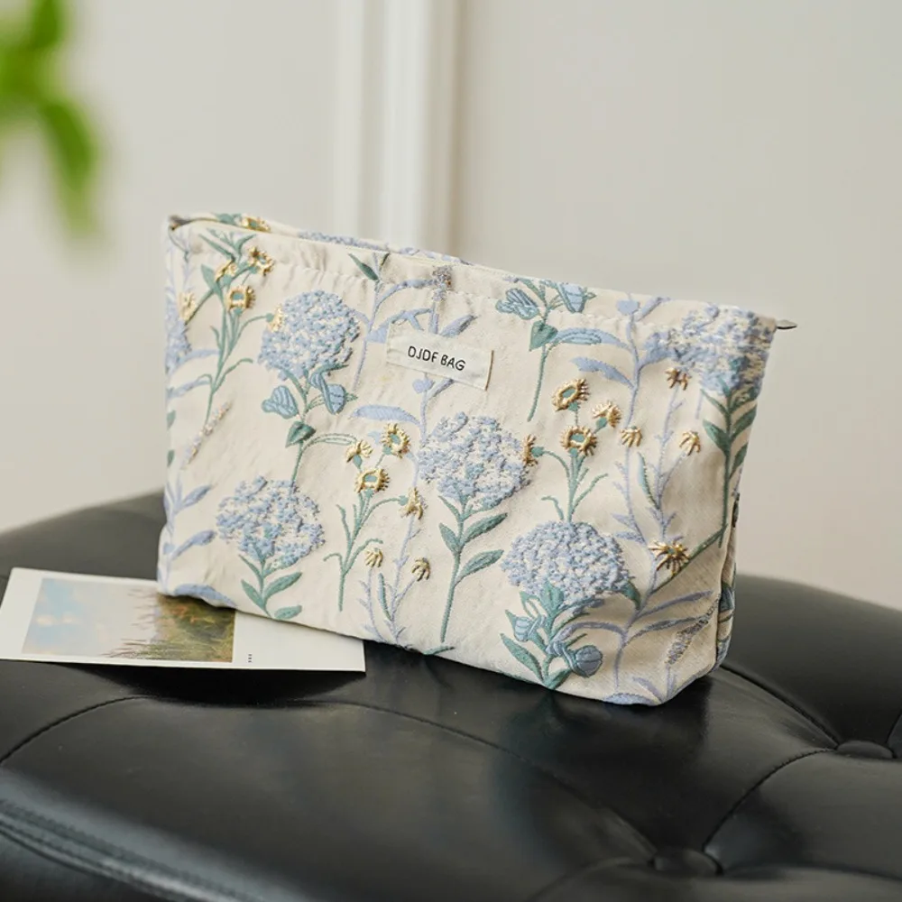 Fashion Large Capacity Makeup Bag Floral Embroidered Cream Color Cosmetic Bag Zipper Toiletries Skincare Storage Bag Women