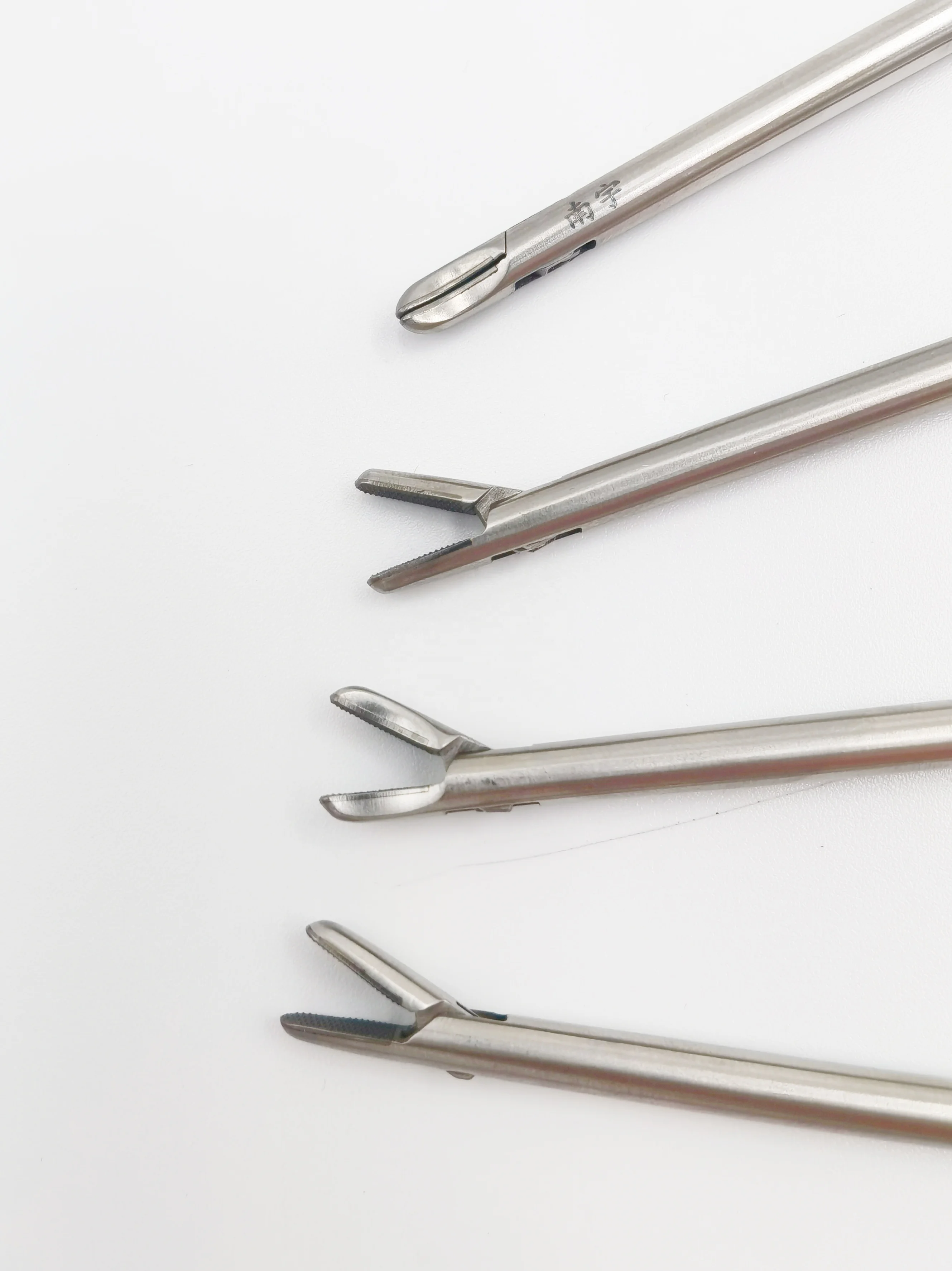 Instrumentos laparoscópicos, Pinça-Segurar Agulha, Em forma de V, O Shaped