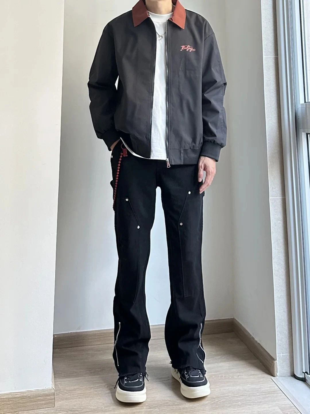 

Мужские джинсы в американском уличном стиле с рваным краем, боковой молнией, прямым кроем, микро-клеш, из хлопкового стрейч-денима, молодежный тренд