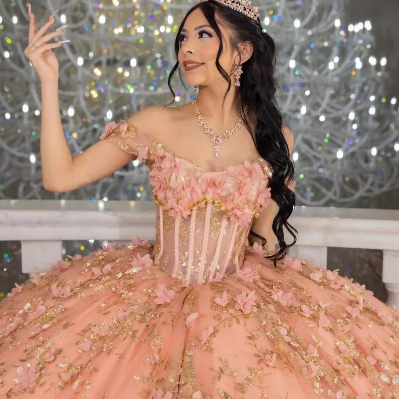 Abito da ballo rosa con spalle scoperte Fiori 3D Abiti Quinceanera con volant Corsetto in tulle di pizzo dorato con paillettes personalizzato