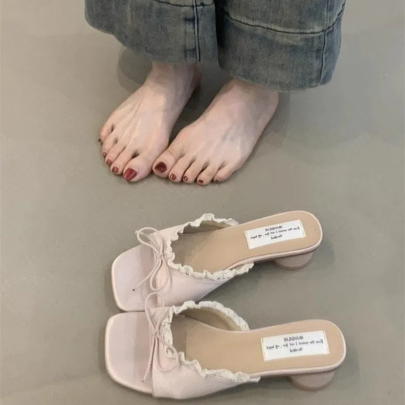 شباشب نسائية صيفية بعقدة على شكل فراشة من الدانتيل فستان كاجوال سميك بكعب منخفض على طراز الشارع شرائح نسائية فاخرة