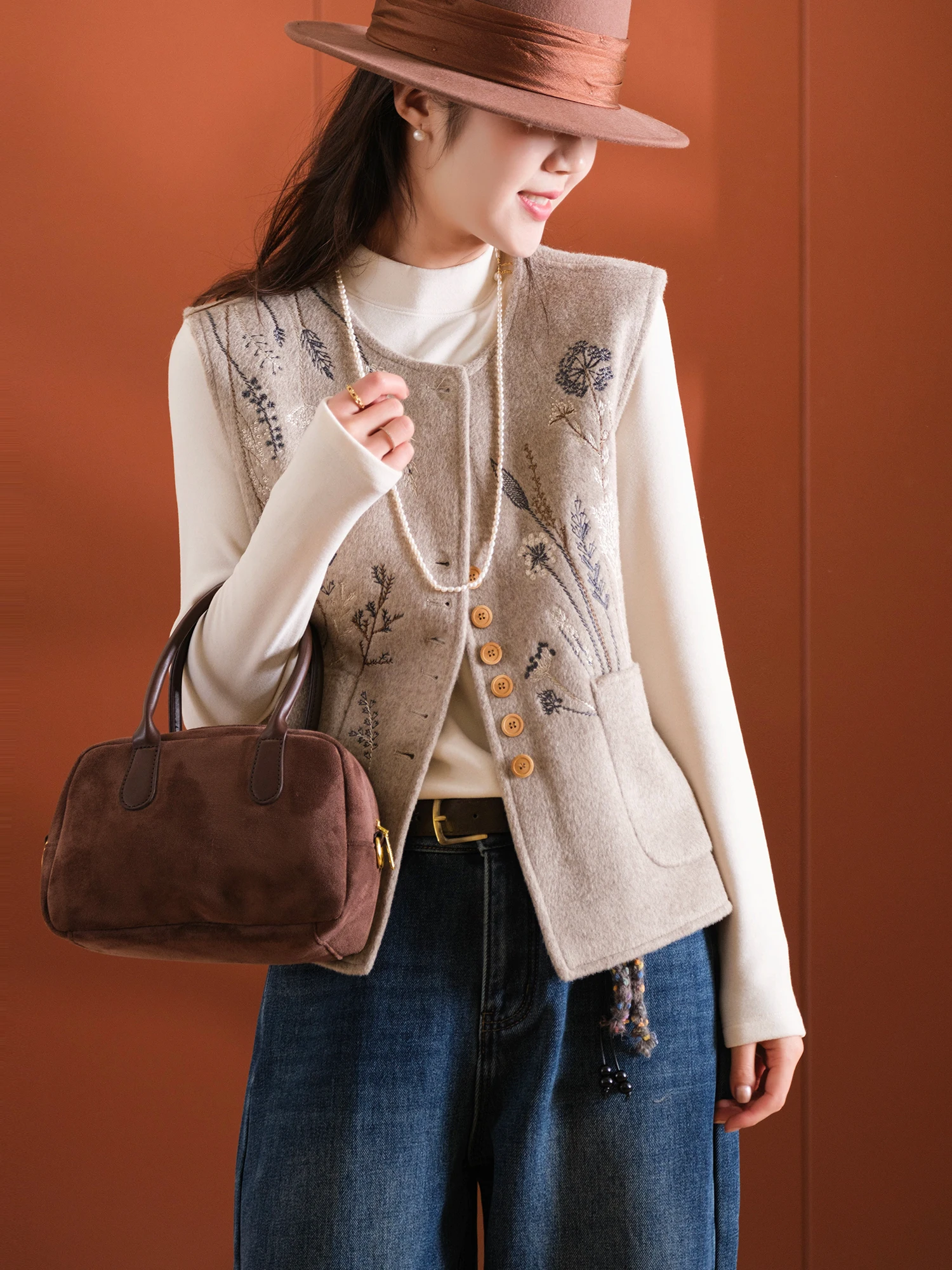 

Утепленный шерстяной жилет женский с круглым вырезом, вышивкой, сложной отделкой, на одной пуговице, с декоративными элементами, модная верхняя одежда