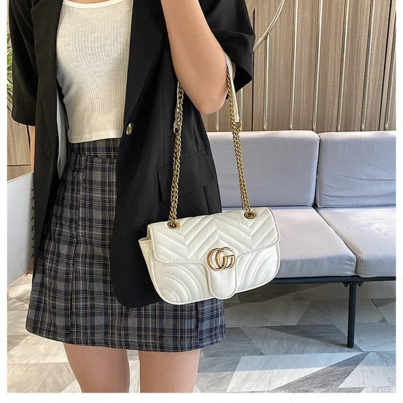 

Practical Ladies Tote Bag Large Capacity Canvas Shoulder Bag with Multiple Compartments for Work Travel and Beach Days